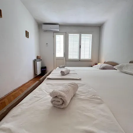 H&m بيت ضيافة *